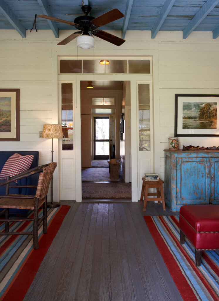 The living rooms looks through the original dogtrot to the front door screen. (Photo Par Bengtsson)