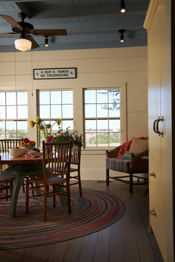 Curtis designed the kitchen’s round rug based on one he saw in a North Carolina lodge. Old hickory lounge chair from North Carolina. The A-Bar-A Ranch sign is from Jane Curtis’ grandfather’s Wyoming ranch. (Photography Pär Bengtsson)