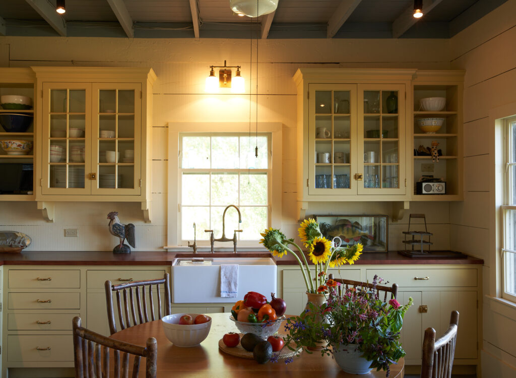 The original character of the kitchen was preserved. (Photography Par Bengtsson)