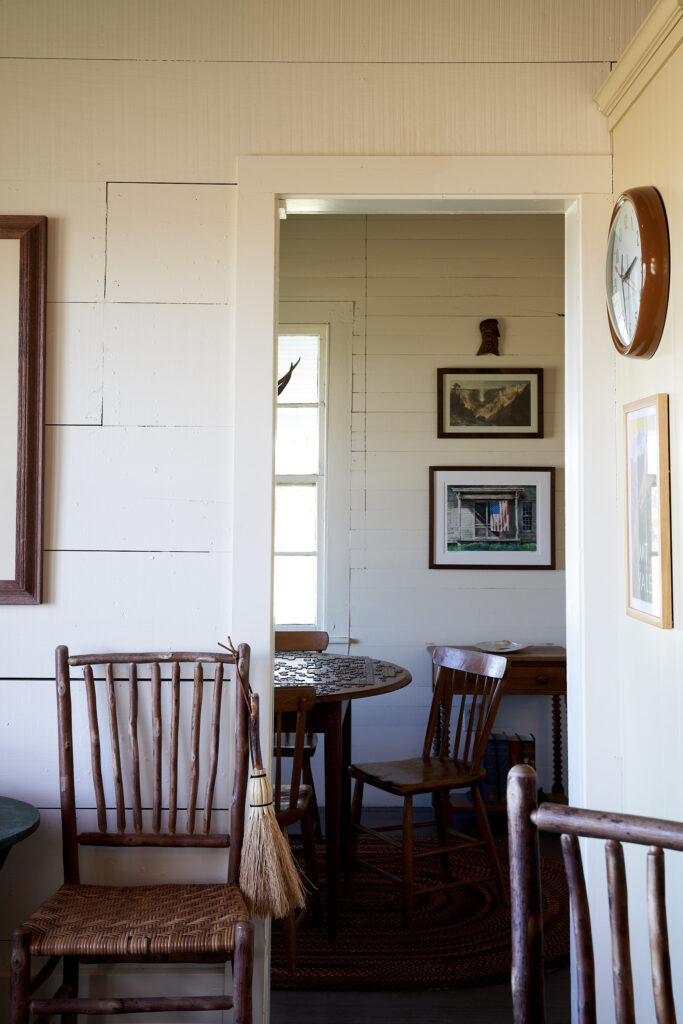 In foreground, vintage hickory chairs. In
background are antique table and chairs made from local pine. Flag painting by Mark Stewart. (Photography Pär Bengtsson)