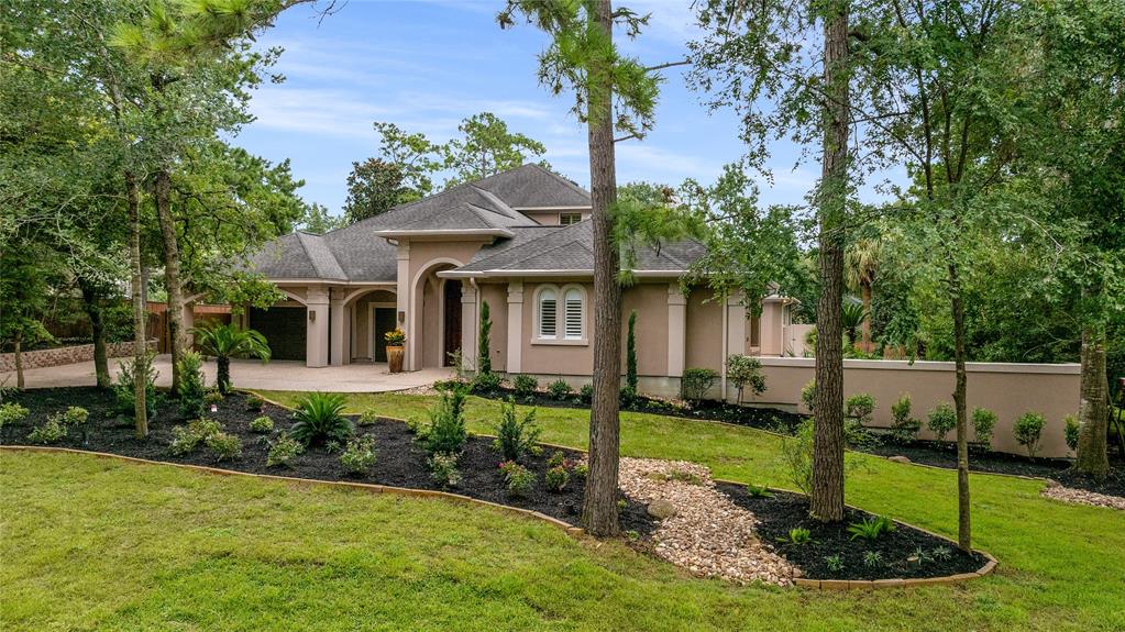 74 Batesbrooke Ct is part of the Heritage Hill Community in the village of Indian Springs. 