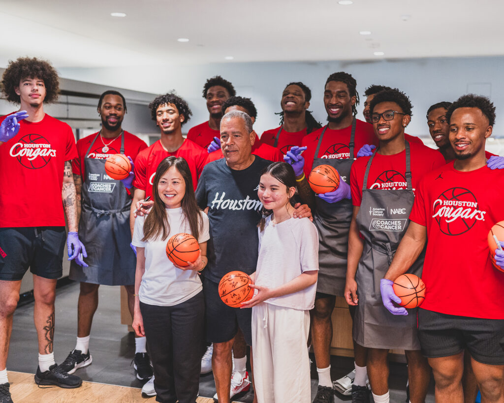 Kelvin Sampson and the entire University of Houston basketball team got to know the cancer patients they served at Hope Lodge Houston. (@UHCougarMBK)