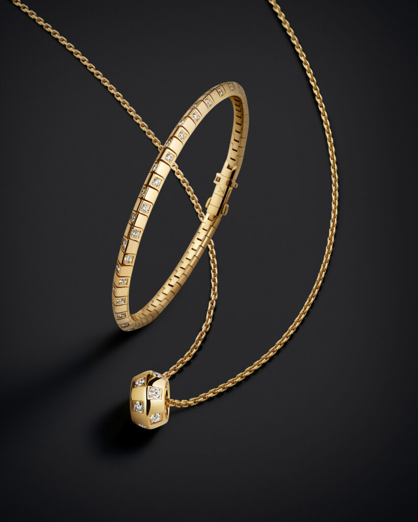 Le Damier de Louis Vuitton Bracelet
in yellow gold & diamonds, Le Damier de Louis Vuitton Necklace are part of the new Louis Vuitton fine jewelry collection.
in yellow gold & diamonds.