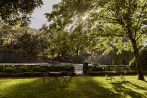 Meadowood_Tennis Courts_Lawn and bistro tables