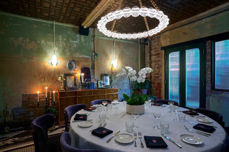 Caterina's round dining table is ideal for conversation.