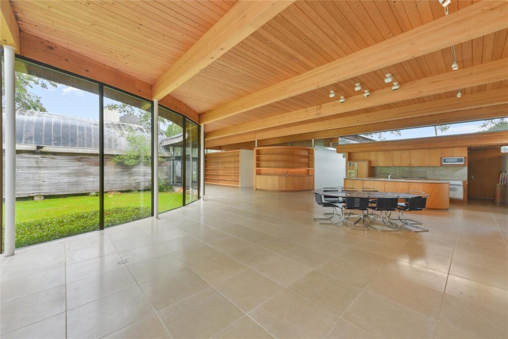  The main living area of the Victor A. Lundy home at 701 Mulberry Lane in Bellaire. (Photo by  Pro House Photos for Martha Turner Sotheby’s International Realty)