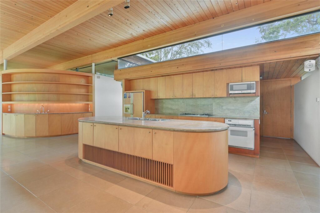 Wood beams transfix the great room in the Victor A. Lundy home at 701 Mulberry Lane in Bellaire. (Photo by  Pro House Photos for Martha Turner Sotheby’s International Realty)
