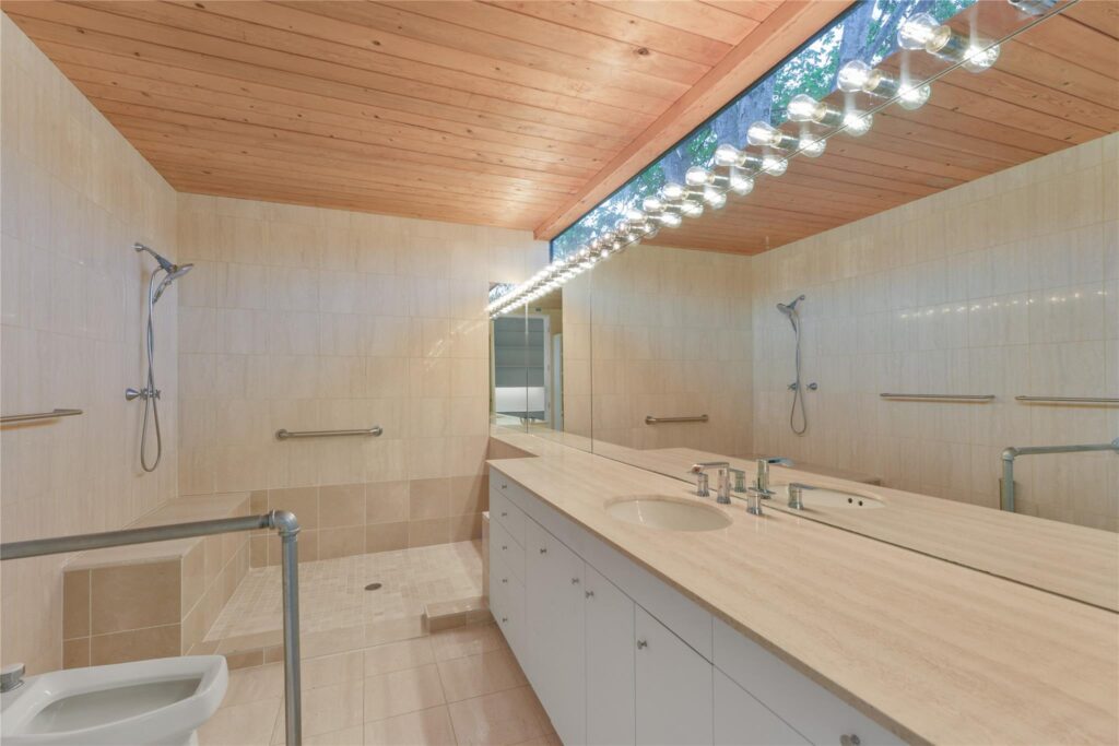 The primary bath in the Victor A. Lundy home at 701 Mulberry Lane in Bellaire. (Photo by  Pro House Photos for Martha Turner Sotheby’s International Realty)