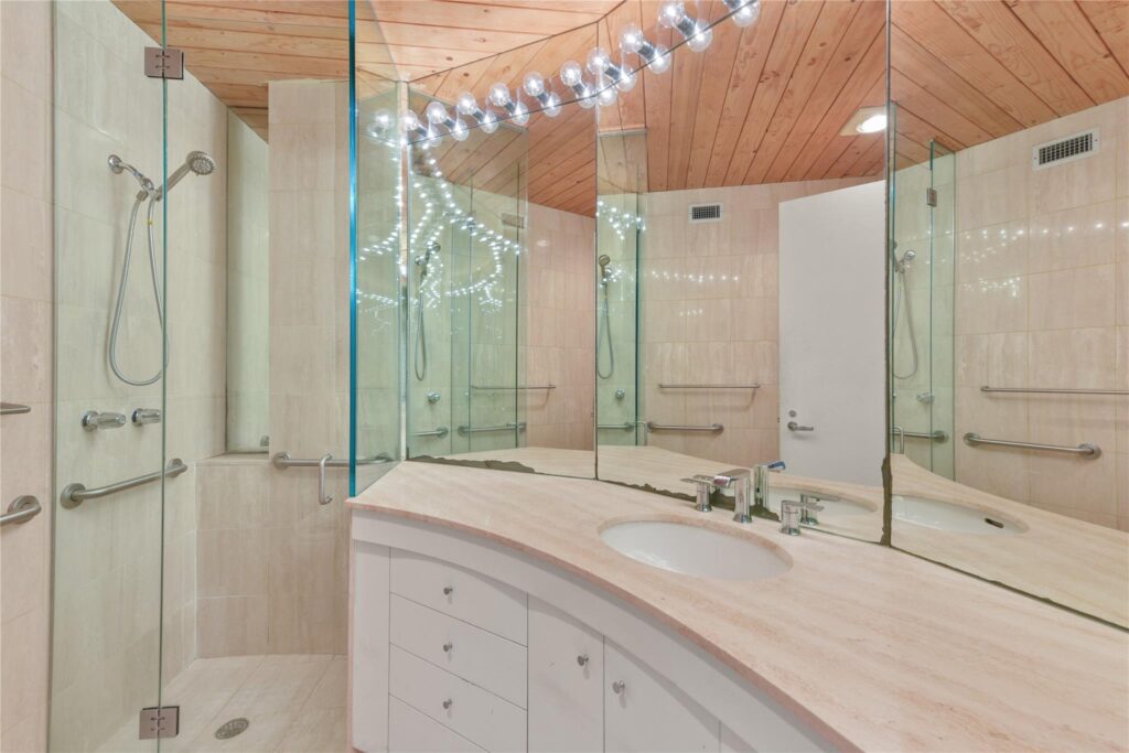 The primary bath in the Victor A. Lundy home at 701 Mulberry Lane in Bellaire. (Photo by  Pro House Photos for Martha Turner Sotheby’s International Realty)