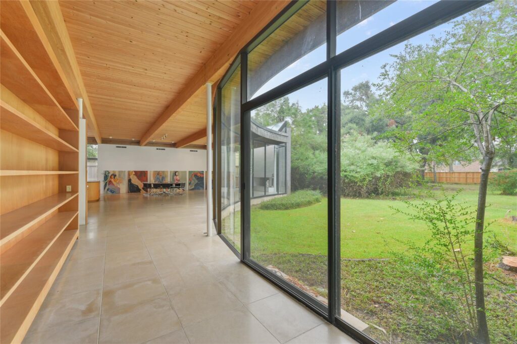 A curved glass wall in the Victor A. Lundy home at 701 Mulberry Lane in Bellaire. (Photo by  Pro House Photos for Martha Turner Sotheby’s International Realty)