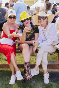 Guests enjoy refreshing cocktails in the VIP Lounge_Maritere Casillas Rice