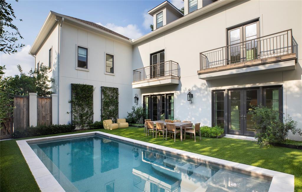 The intimate backyard on the 8,700 sq.ft. lot offers plenty of room for a pool and outdoor entertaining.