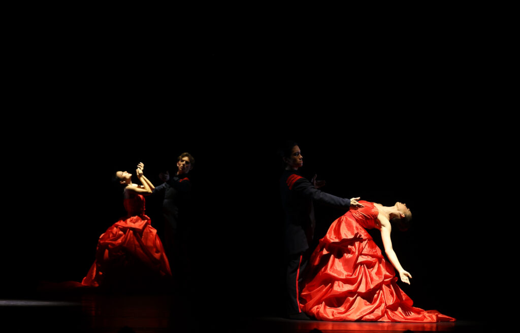 Houston Ballet Corps de Ballet dancer Allison Whitley and Demi Soloist Rench Soriano with Artists of Houston Ballet in Brett Ishida’s "what I was thinking while I was waltzing." (Photo by Amitava Sarkar; courtesy of Houston Ballet)