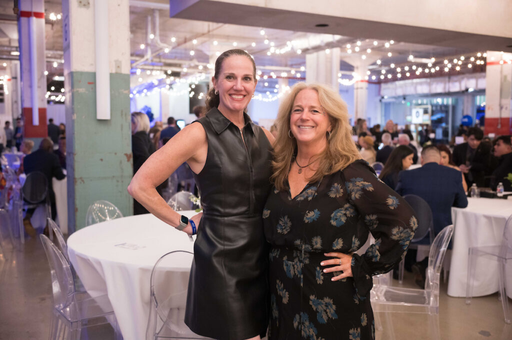 Lisa Hoover, Shelley Taylor Ludwick at the Houston Young Professionals for the American Cancer Society 'Shuck Cancer' fundraiser (Photo by Daniel Ortiz)