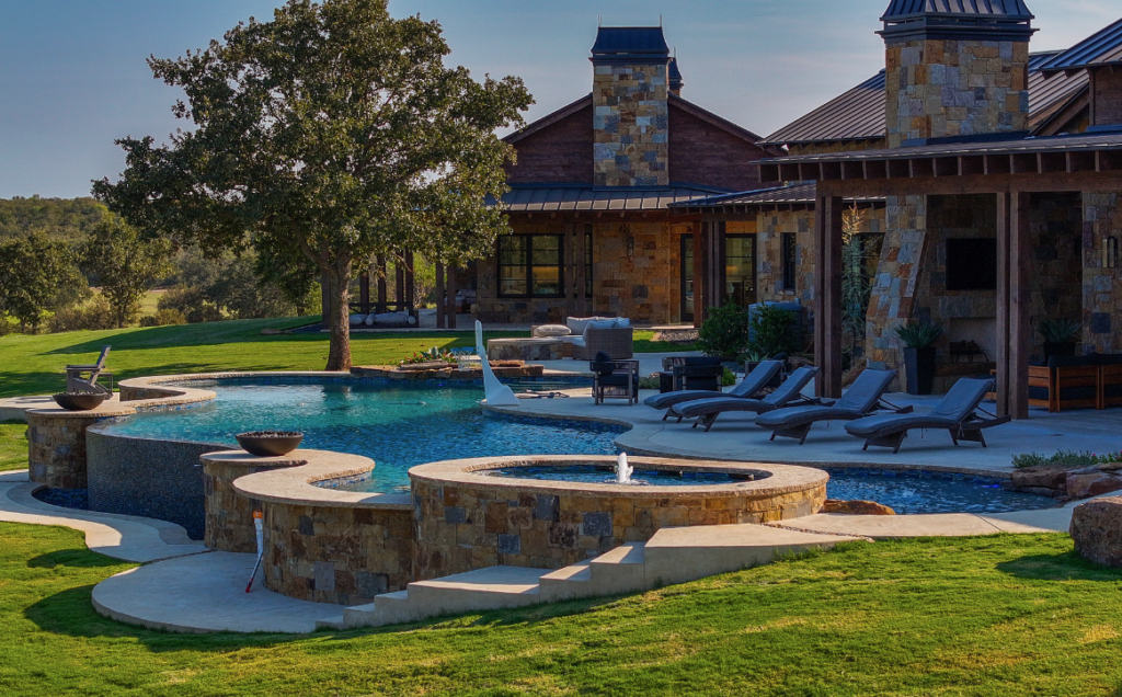 The resort style infinity pool at the K6 Ranch.