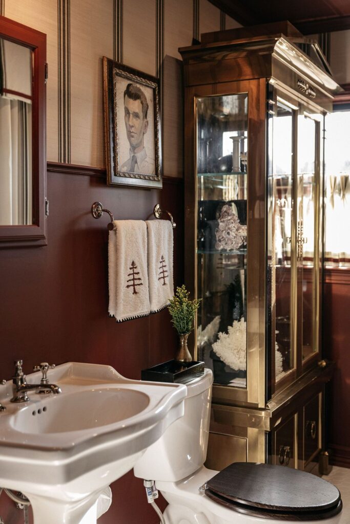 Sure, there's only one bathroom at 5015 Stoneleigh Avenue, but it's perfect. (Photo by Beckley)