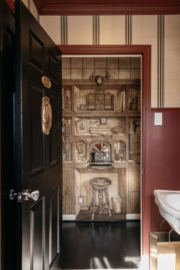 Trompe l'oeil details in the hallway. (Photo by Beckley)