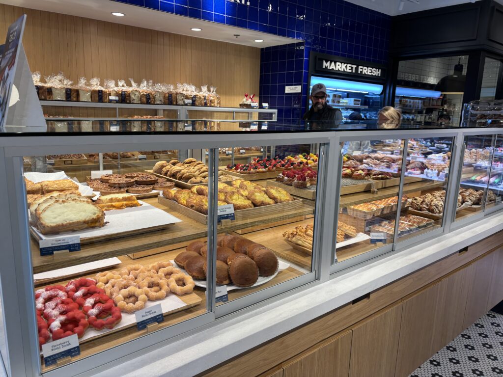 Guests pick up a tray and tongs, and make choices of pastries before heading to the register. (Photo by Laura Landsbaum)