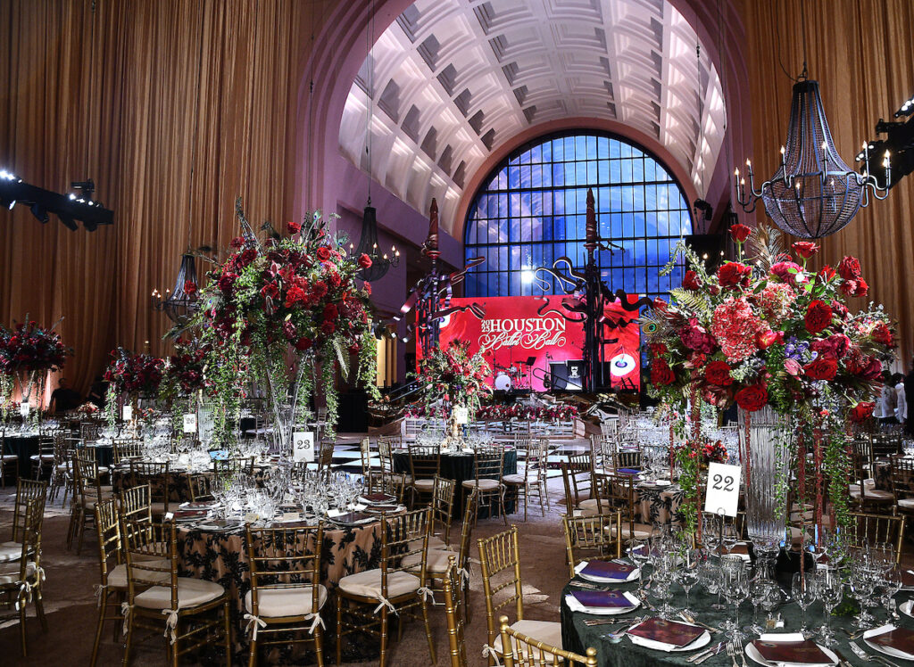 The 2025 Houston Ballet Ball table setting and stage at the Wortham Theater Center. (Photo by Dave Rossman) 