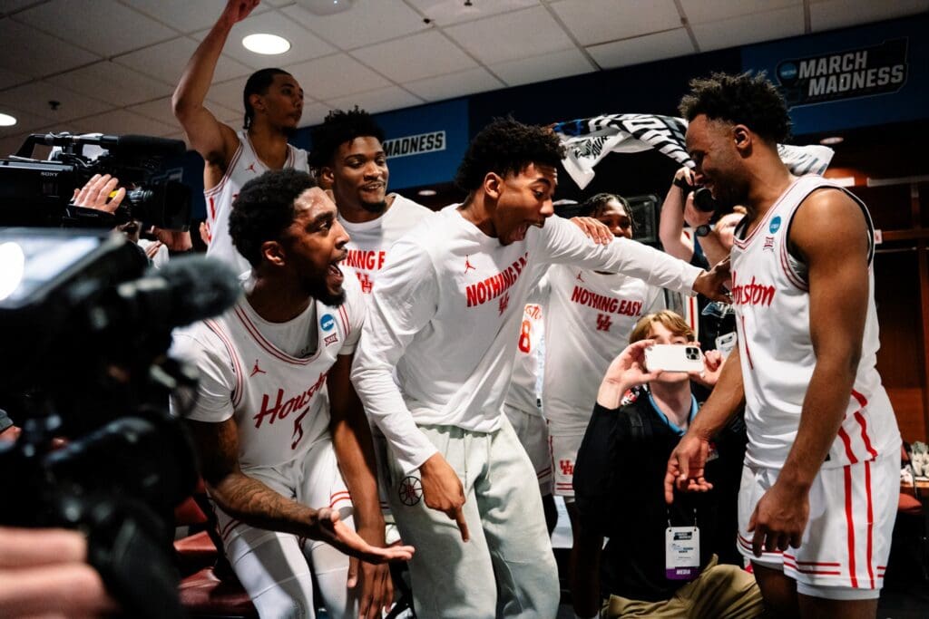University of Houston basketball is in the Sweet 16 for the sixth straight season. @UHCougarMBK) 