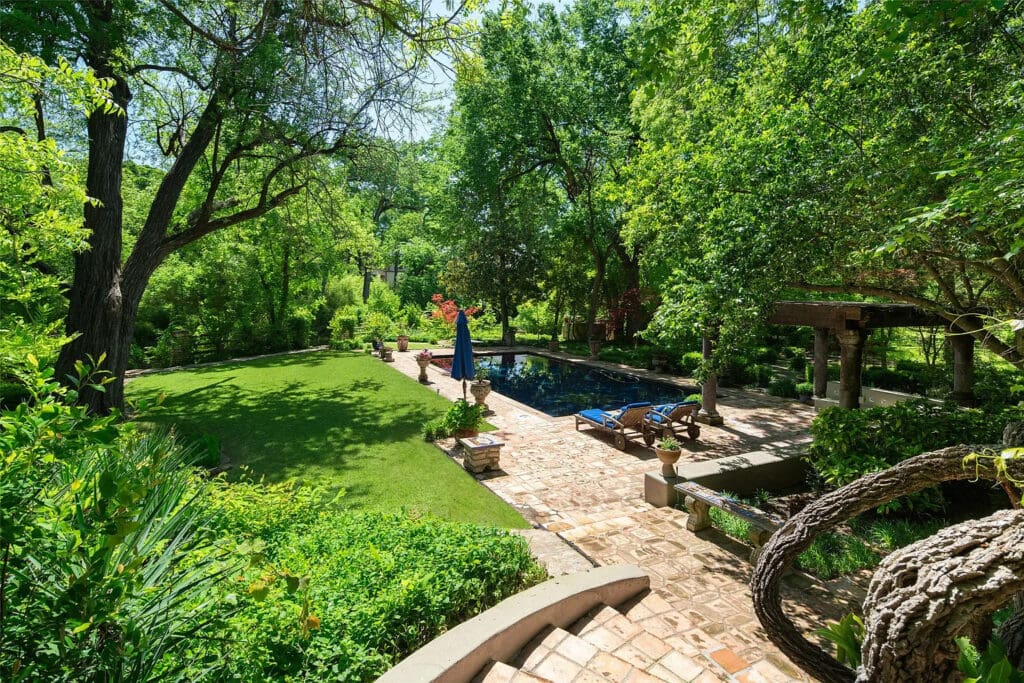 With the stage set for the chicest al fresco dining, I can't help but imagine the epic parties that the next owner will host.  (Photo by Briggs Freeman Sotheby's International Realty)