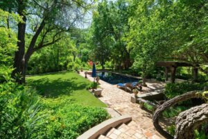 With the stage set for the chicest al fresco dining, I can’t help but imagine the epic parties that the next owner will host. (Photo by Briggs Freeman Sotheby's International Realty)