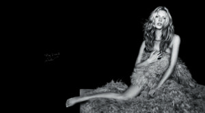 Kate Moss wearing Link curb chain necklace, oval ring with onyx and pavé-set diamonds, St. Barts, 2007. (© Peter Lindbergh Foundation)