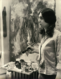 Sybil Yurman in her 25th Street painting studio, New York, 1962. (© Sybil and David Yurman Archives, New York, 2024)