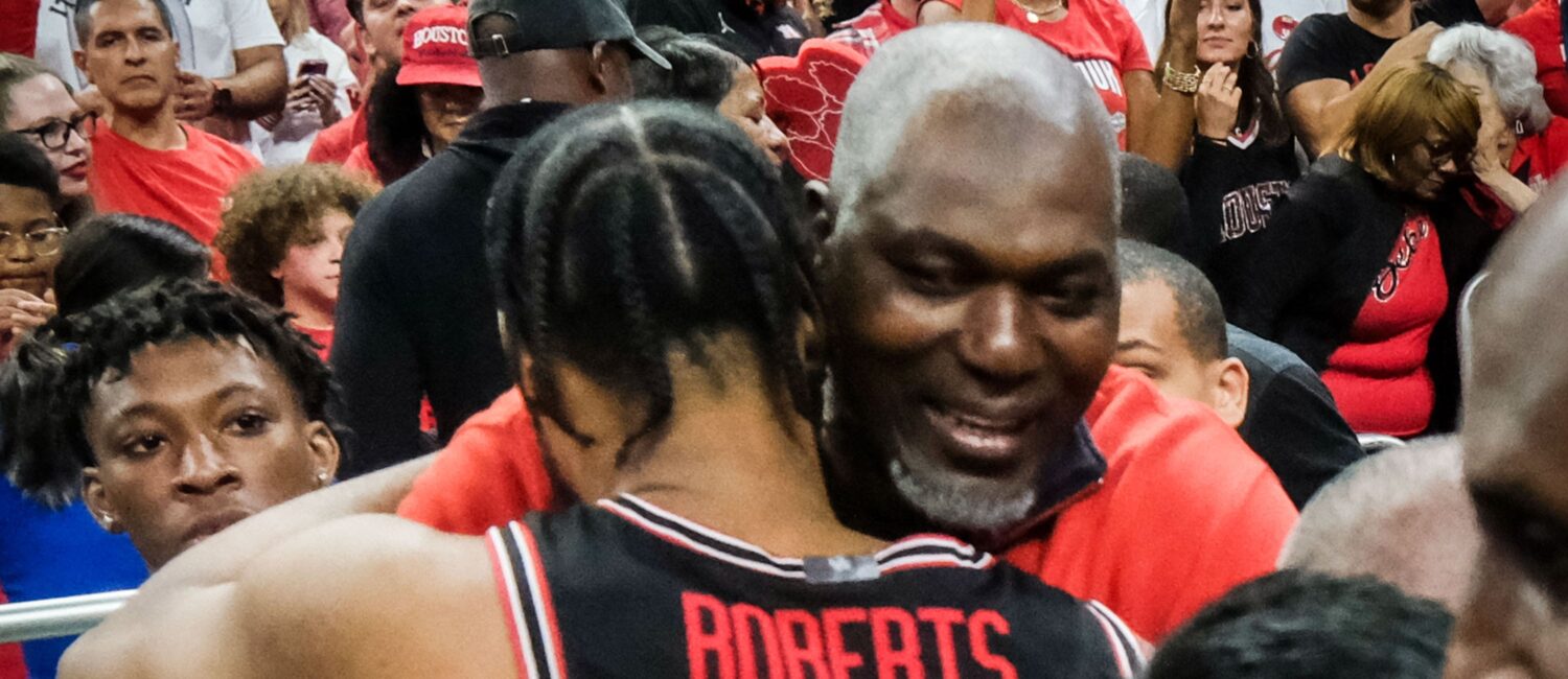 University of Houston Cougars men’s basketball team opened their 2021-2022 season with an overtime victory over the HofstraPride, complete with the presentation of a banner commemorating their trip to last season’s Final Four, Tuesday night at the Fer