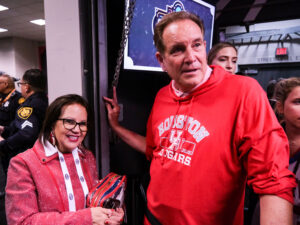 University of Houston Cougars men’s basketball team opened their 2021-2022 season with an overtime victory over the HofstraPride, complete with the presentation of a banner commemorating their trip to last season’s Final Four, Tuesday night at the Fer