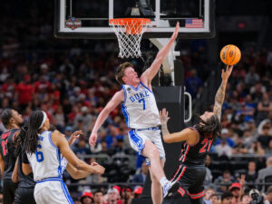 University of Houston Cougars men’s basketball team opened their 2021-2022 season with an overtime victory over the HofstraPride, complete with the presentation of a banner commemorating their trip to last season’s Final Four, Tuesday night at the Fer