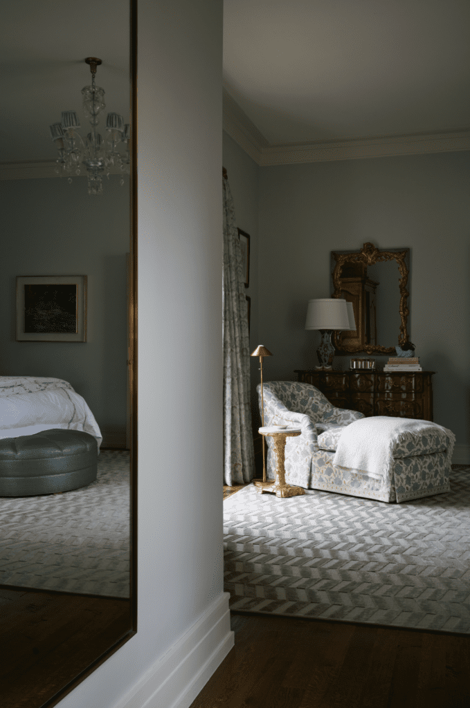 Custom chaise longue in George Cameron Nash fabric. Bunny Williams side table. Holtkötter 
floor lamp. (Photo by Pär Bengtsson)