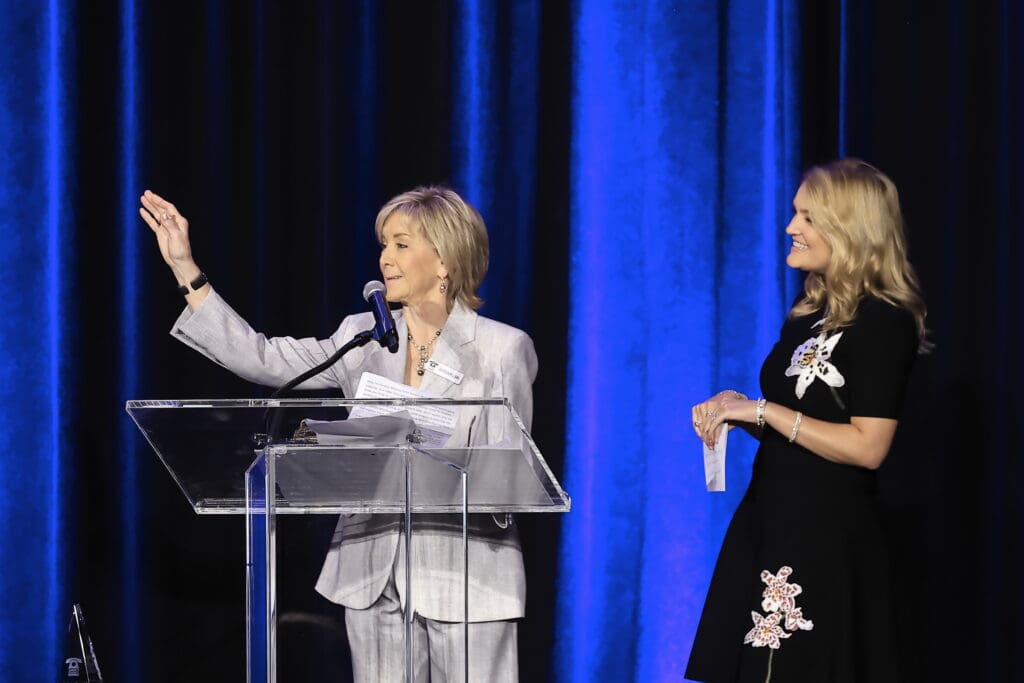 Sheridan Williams presents honors to Frances Moody Buzee at Crime Stoppers of Houston's 'Houston Heroes' award luncheon.  (Photo by Quy Tran)