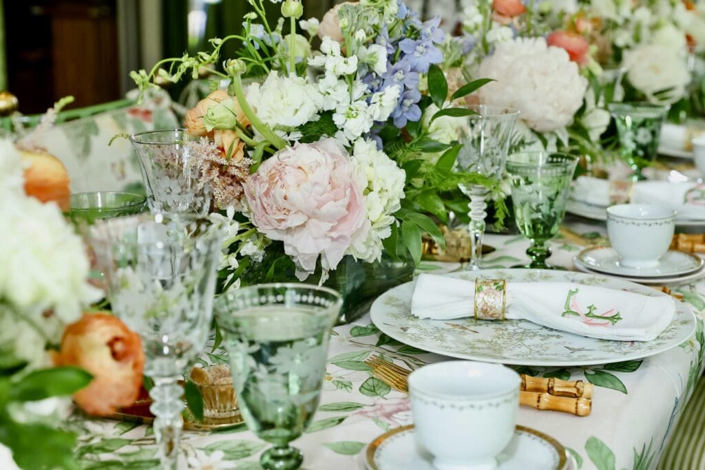  Raynaud Paradis chargers and vintage etched glassware from Posh Couture Rentals in Dallas adorn the table. (Photo by Priscilla Dickson)