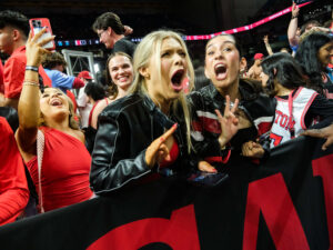 University of Houston Cougars men’s basketball team opened their 2021-2022 season with an overtime victory over the HofstraPride, complete with the presentation of a banner commemorating their trip to last season’s Final Four, Tuesday night at the Fer