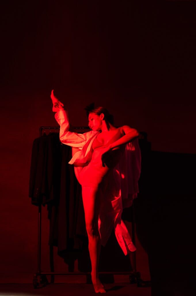 Maddie Medina in ISHIDA Dance Company's "inside my walls" (Photo by Neil Gandhi)