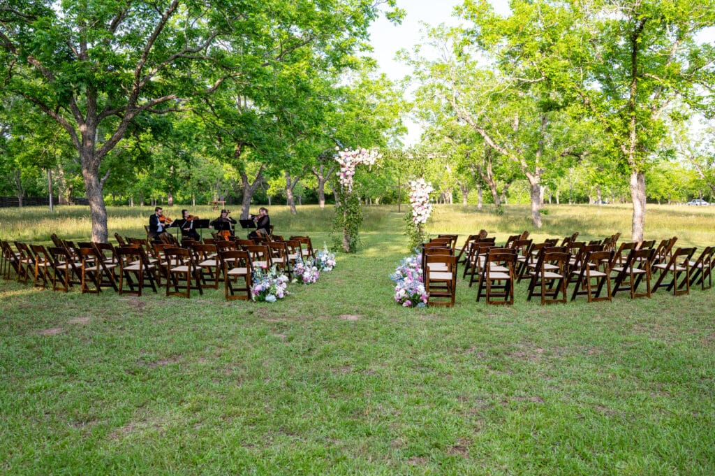 The couple enjoyed the outdoor setting at Chandelier Grove in Tomball. (Photo by Jen Durst for Jen Elizabeth Photography)