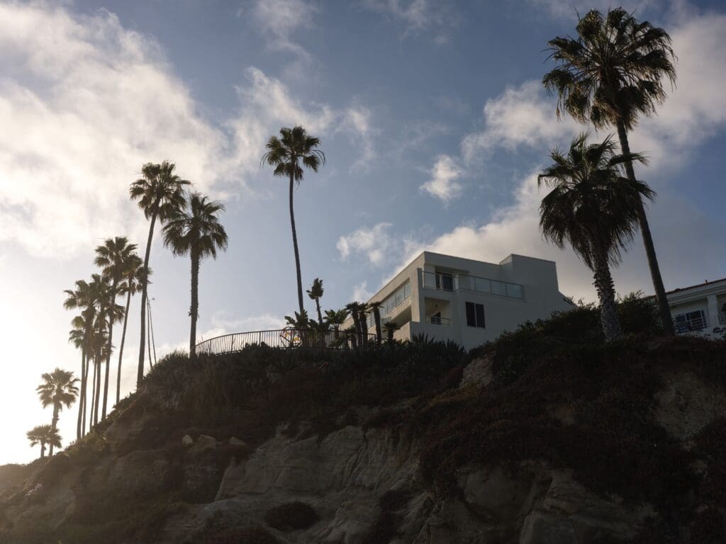 Casa Loma Beach Hotel is nestled in the cliffs of Main Beach.