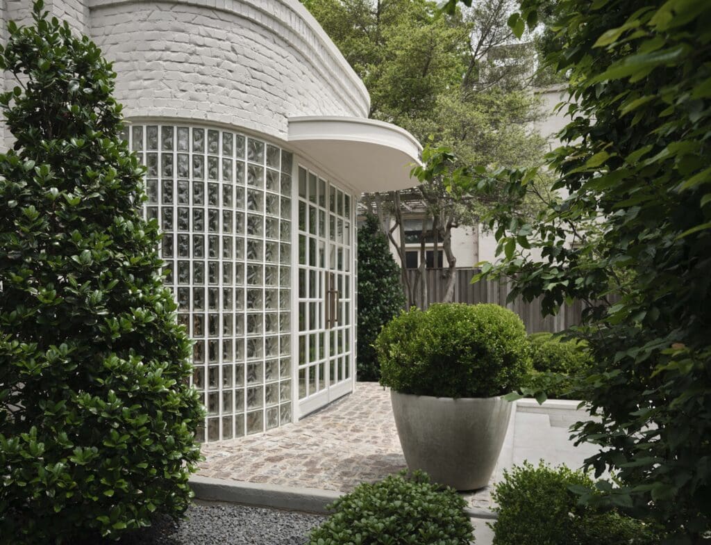 The Art Deco-inspired exterior of Doniphan Moore's studio. (Photo by Douglas Friedman)
