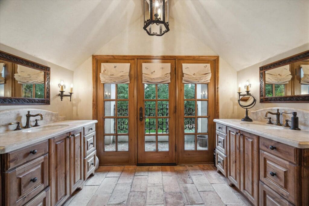 The primary bath at 3 E Rivercrest Drive