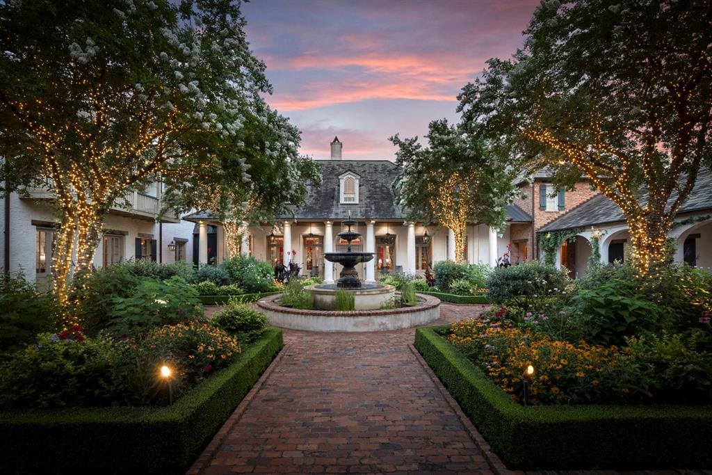 2 Grand Colonial Dr