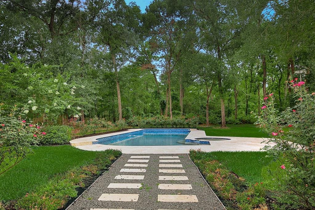 25 Red Sable Pt backyard