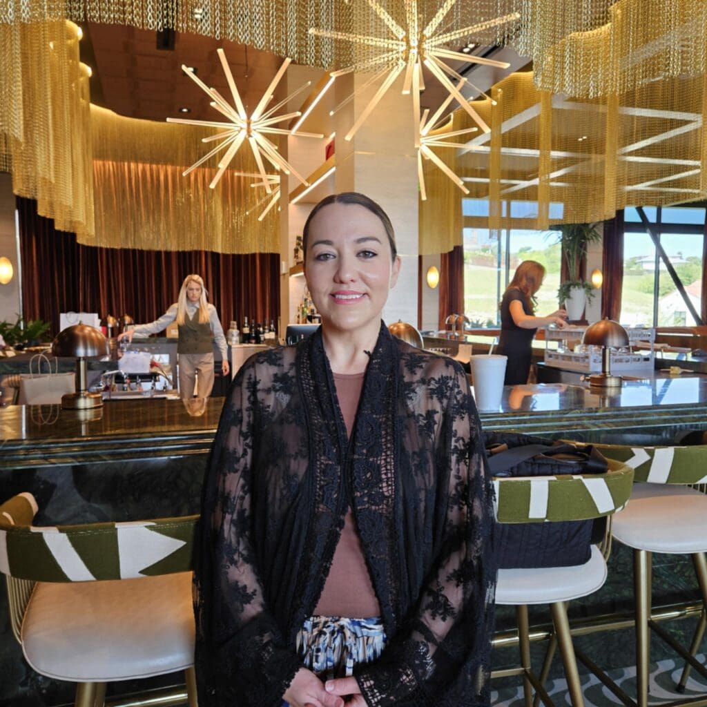 Interior designer Kellye Raughton curated The Mont’s lavish yet inviting aesthetic, from Kyle Bunting wall pieces to custom chandeliers by Stage Works. (Photo by Edward Brown)