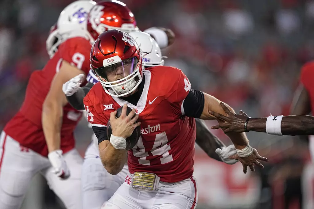 University of Houston running back Dean Connors helps the offense go.  (Photo by Jordan Burgess/courtesy Houston Athletics)