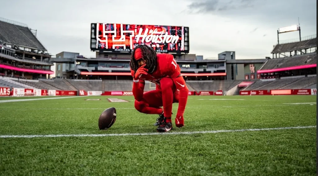 Four star recruit Paris Melvin Jr. will get the chance to play both ways  — and return kicks — in Willie Fritz's University of Houston program.