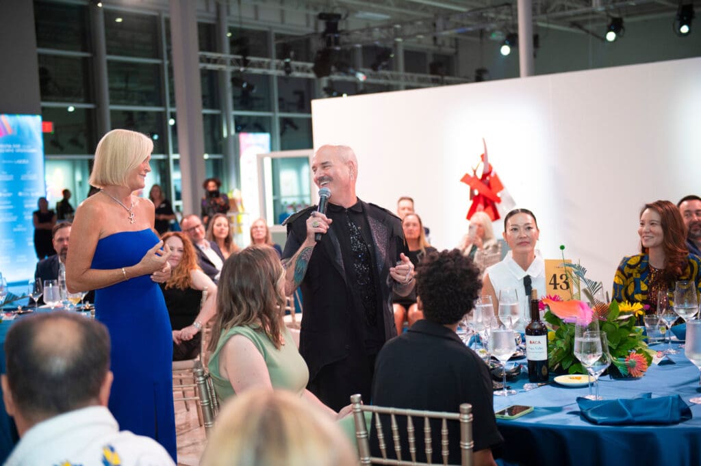 Auctioneer Leticia Cruz with artist Joey Brock (Photo by Tamytha Cameron )