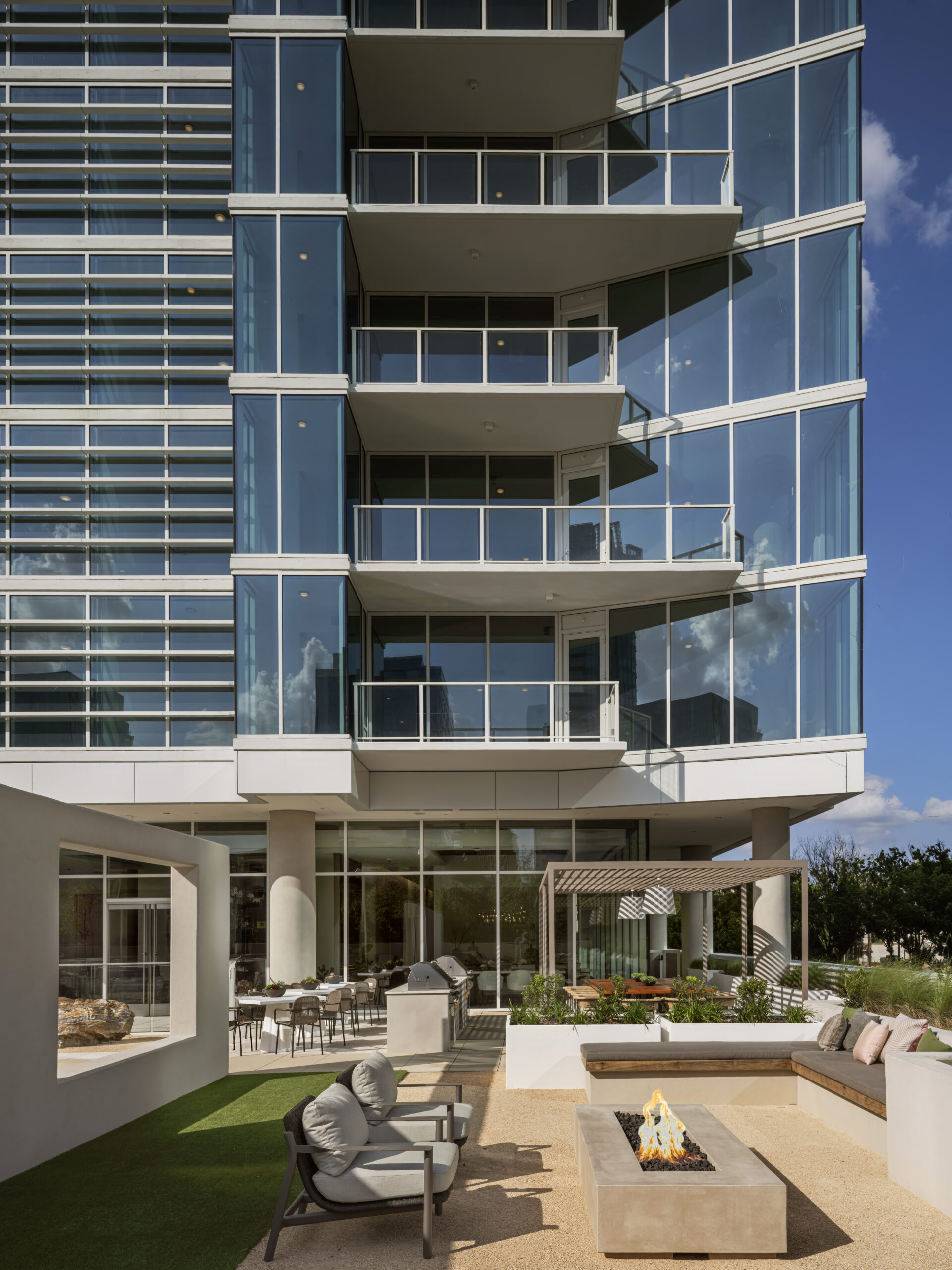 Exterior dining and lounge area at 2811 Maple; Image by Eric Laignel (1)
