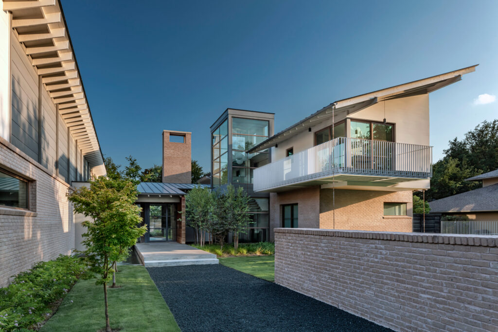 A Bentley Tibbs Architect project, Falls Road was molded by the owners' love of entertaining a group of close-knit friends, as well as their love for their three dogs. (Photo by Charles Davis Smith)