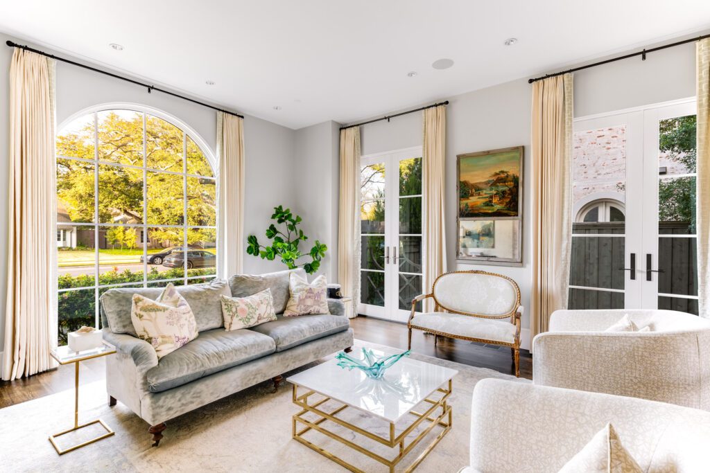 Dedicated to bringing to life an indoor-outdoor paradise, the team crafted the 5,808-square-foot with style.