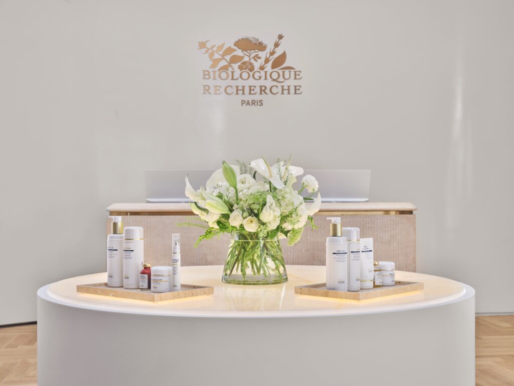 Passing through the cobalt doors and into the spa feels as though you are floating through a cloud, your senses immediately rewarded by calm and tranquility. 